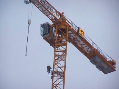 LTM1250塔式起重机拆除作业中的关键角色 大型移动式起重机的高效应用